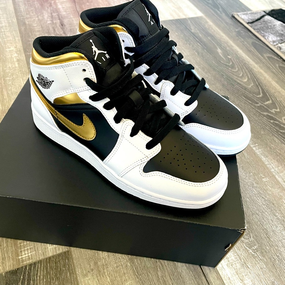 Air Jordan 1 Mid GS 💛🖤🤍